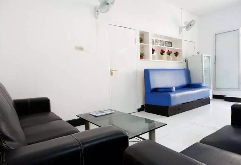 ホテル Reddoorz Near Mataram University