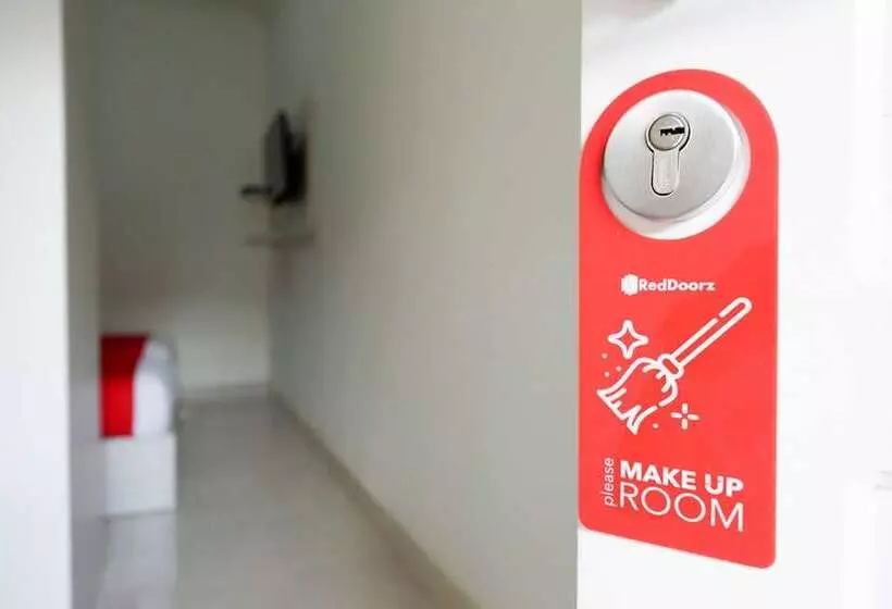 ホテル Reddoorz Near Mataram University