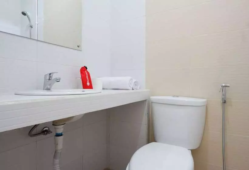 ホテル Reddoorz Near Mataram University