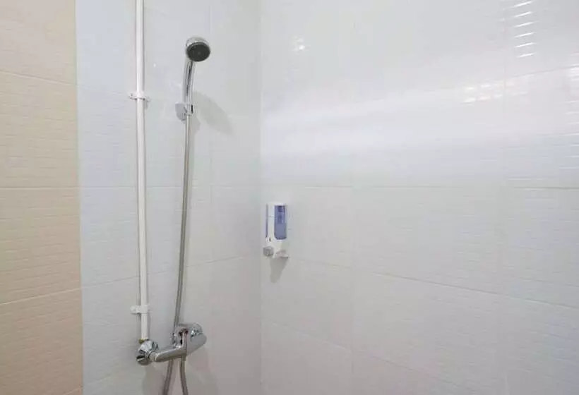 ホテル Reddoorz Near Mataram University