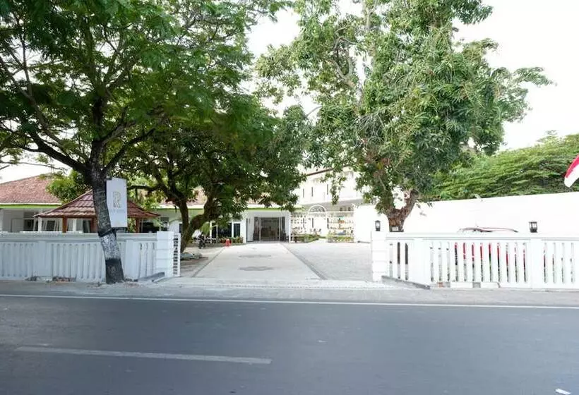 ホテル Reddoorz Near Mataram University