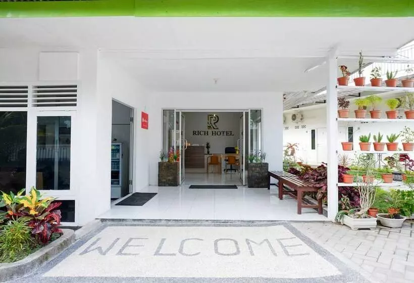 ホテル Reddoorz Near Mataram University