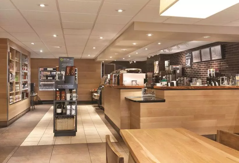 ホテル Embassy Suites Baltimore  Inner Harbor