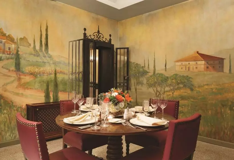 ホテル Embassy Suites Baltimore  Inner Harbor