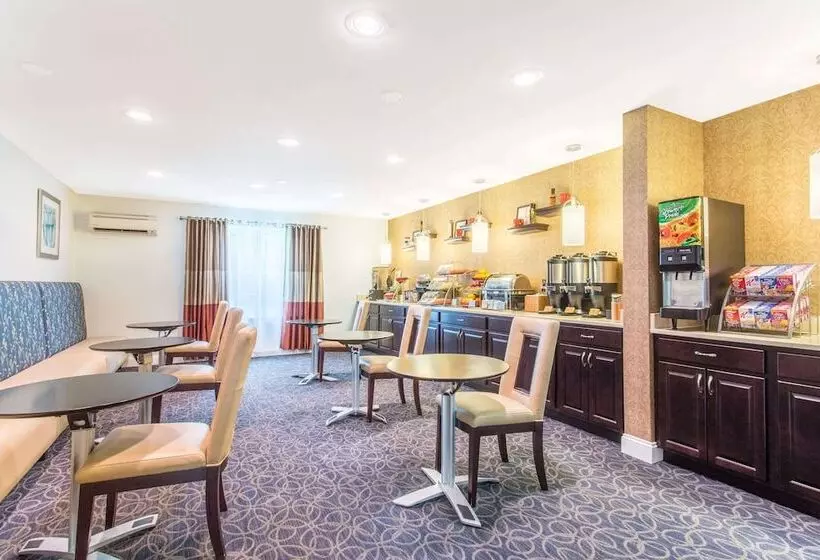 Отель Dulles Suites