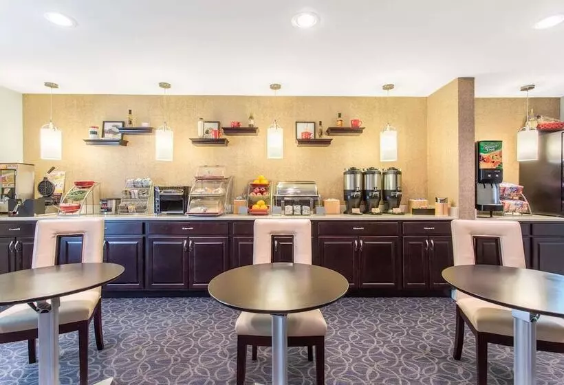 Отель Dulles Suites