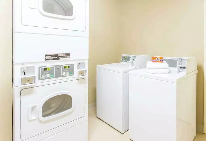 Отель Dulles Suites