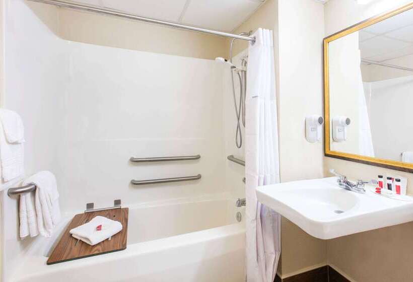 Отель Super 8 By Wyndham Frederick