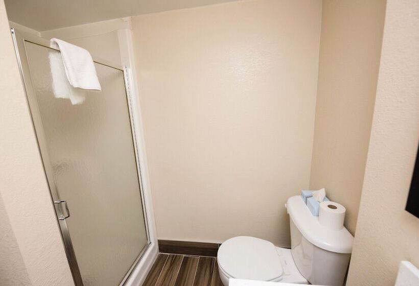 Отель Super 8 By Wyndham Frederick