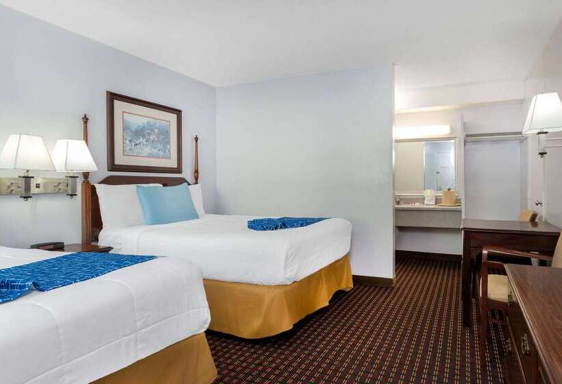 فندق Travelodge By Wyndham Cape Cod Area