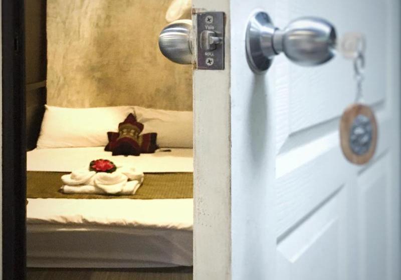 Отель Baan Bua Kum