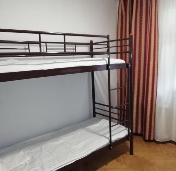 Hostel от рассвета до заката