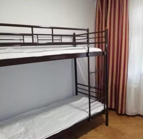 Hostel от рассвета до заката