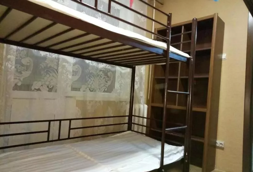 Hostel от рассвета до заката