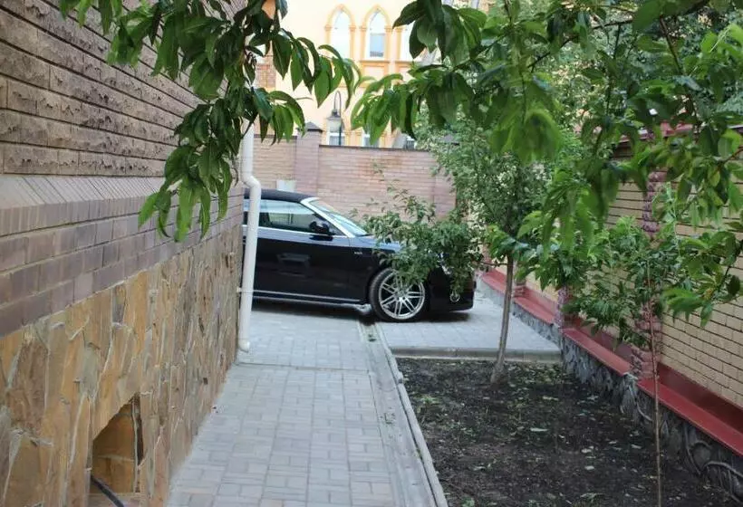 پانسیون Barin House