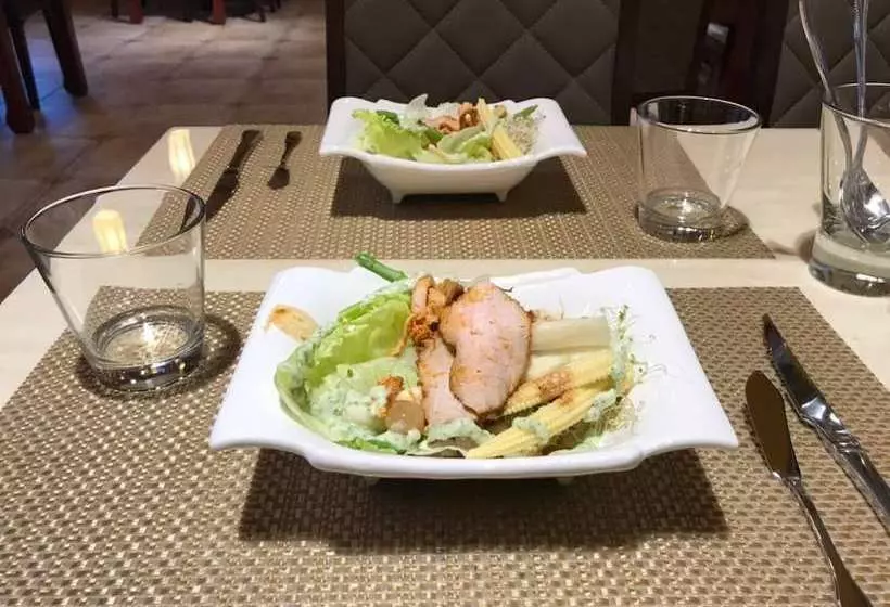 F.f.f. The 24h Valley Food Restauran B&b