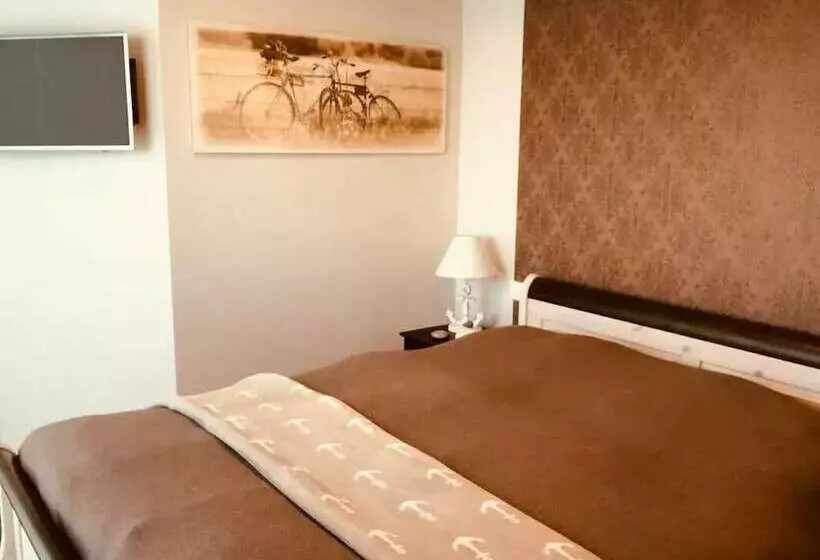 Hotelli Hausboot Elandi