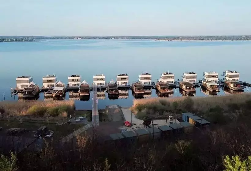 Hotelli Hausboot Elandi