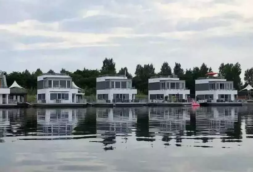 Hotelli Hausboot Elandi