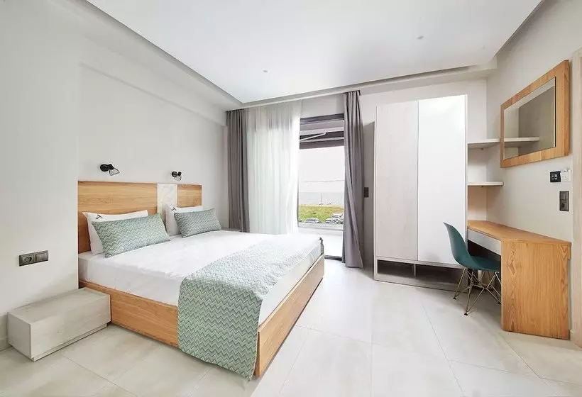 ホテル Albatros Suites