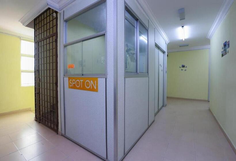 هتل Spot On 89857 Azra Inn Rumah Tumpangan