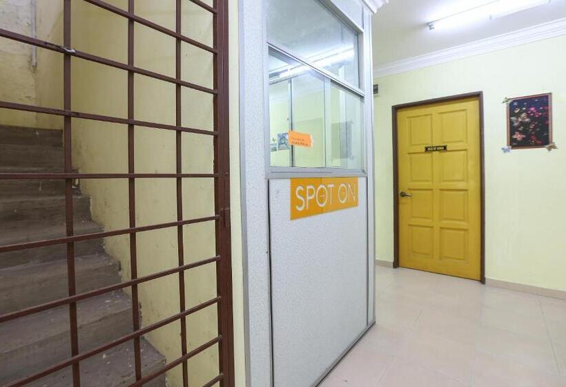 هتل Spot On 89857 Azra Inn Rumah Tumpangan