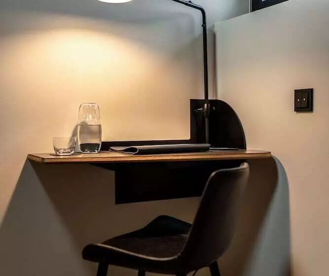 ホテル The Adams  Self Check In