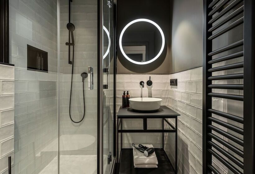 هتل The Adams Self Check In