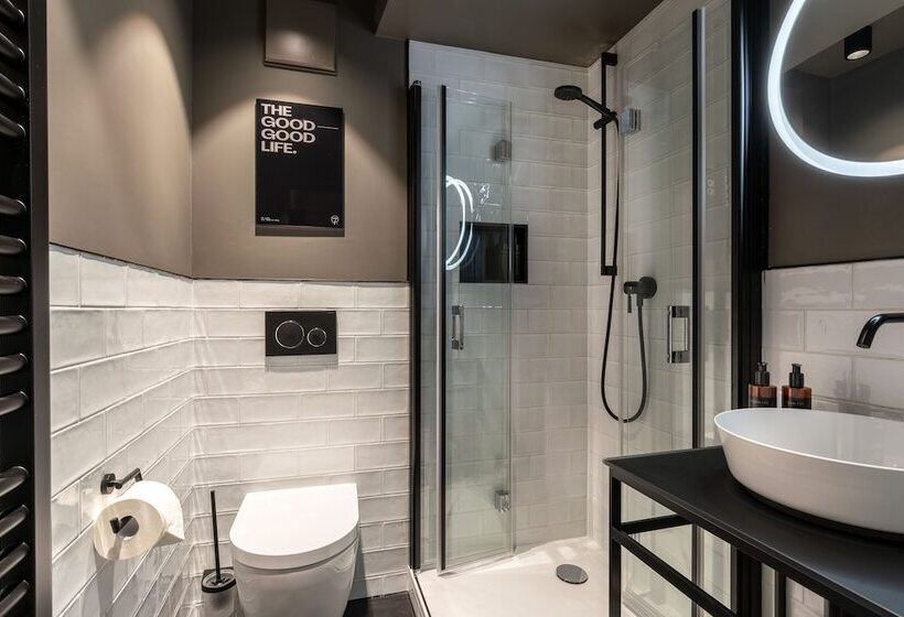 هتل The Adams Self Check In