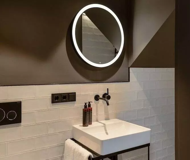 ホテル The Adams  Self Check In