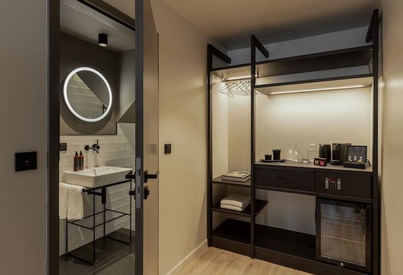 هتل The Adams Self Check In