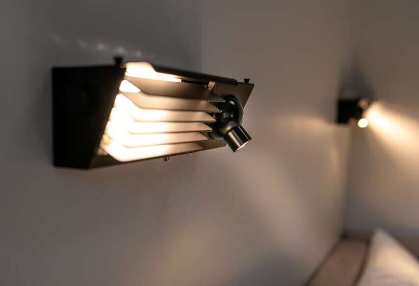 هتل The Adams Self Check In