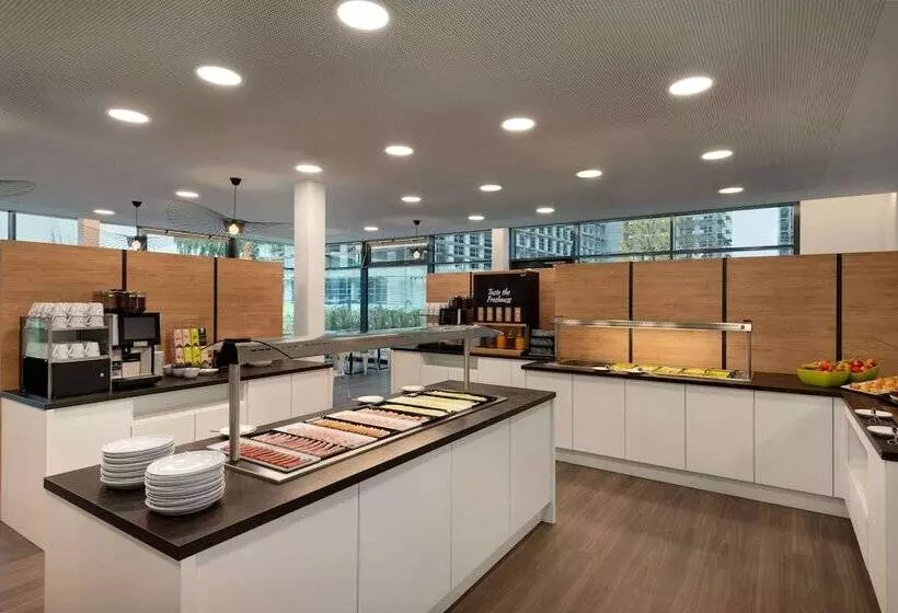 Hotelli Super 8 By Wyndham Augsburg