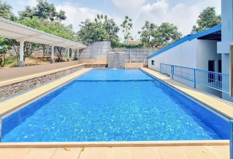 Hotelli Papa Kana Farm Mitra Reddoorz At Pacet Mojokerto