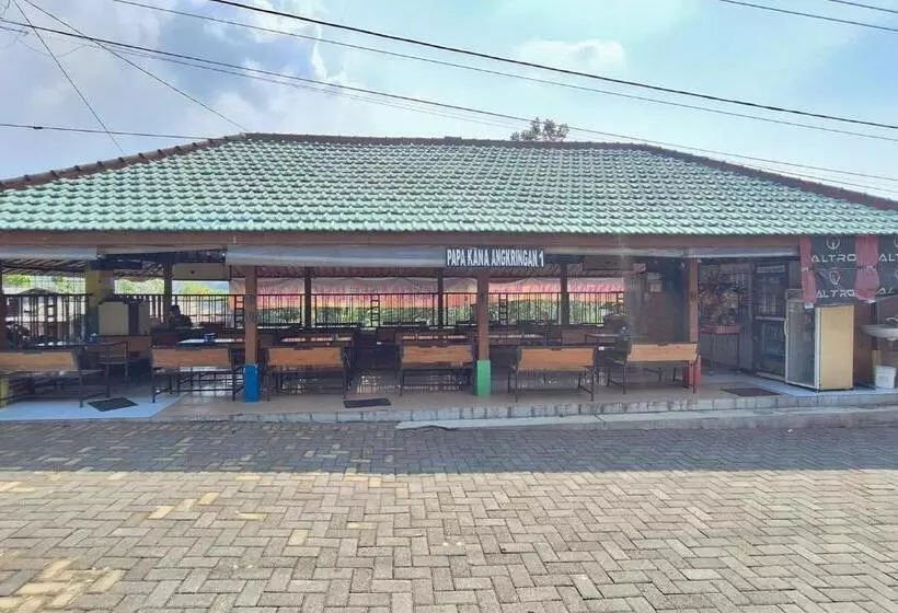 Hotelli Papa Kana Farm Mitra Reddoorz At Pacet Mojokerto