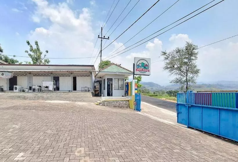 Hotelli Papa Kana Farm Mitra Reddoorz At Pacet Mojokerto
