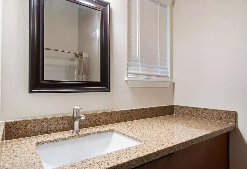 هتل Castle Waimea Country Lodge