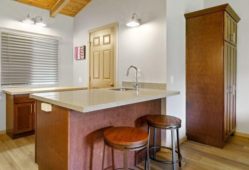 فندق Castle Waimea Country Lodge