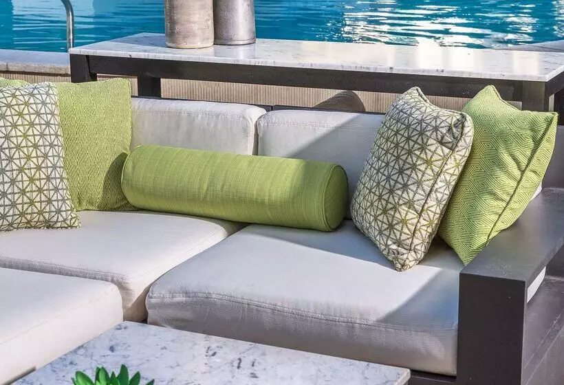 Отель Hilton Garden Inn Waikiki Beach