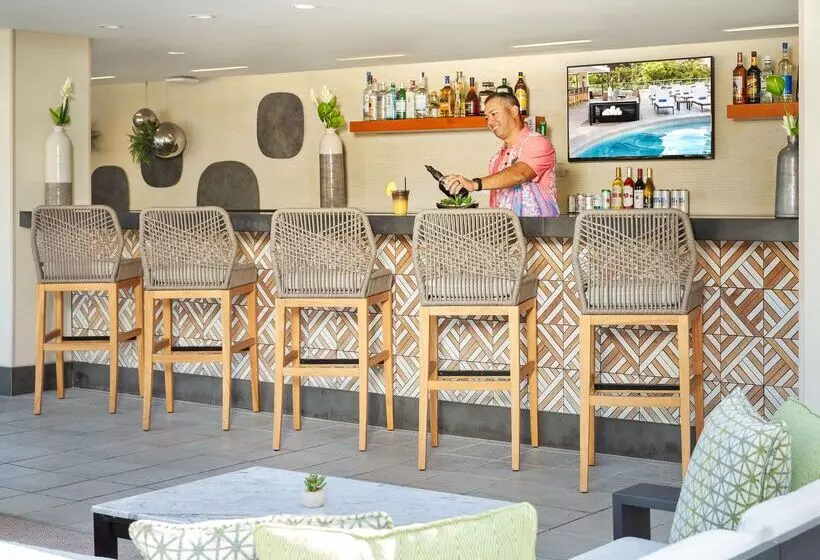 Отель Hilton Garden Inn Waikiki Beach