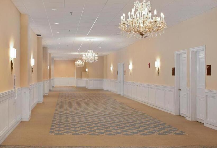 호텔 Westford Regency Inn & Conference Center