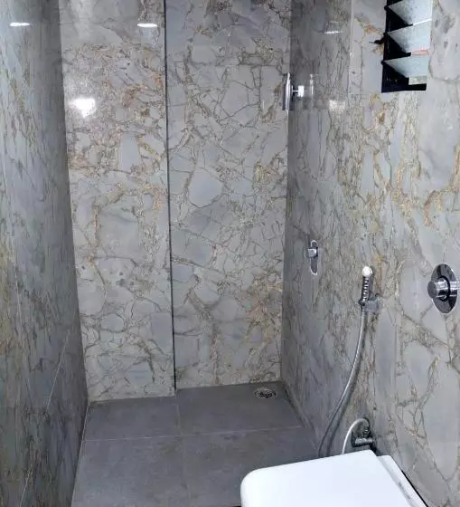 هتل Adarsh