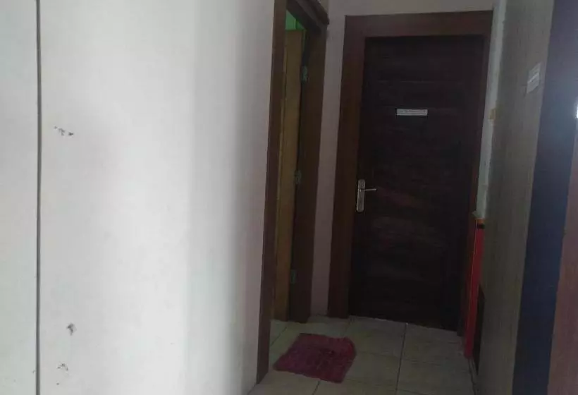 ホテル Oyo 3032 Bintaro Family Guest House