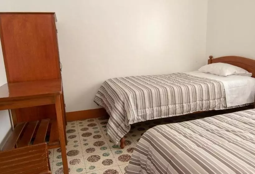 ユースホステル Hostal Roma