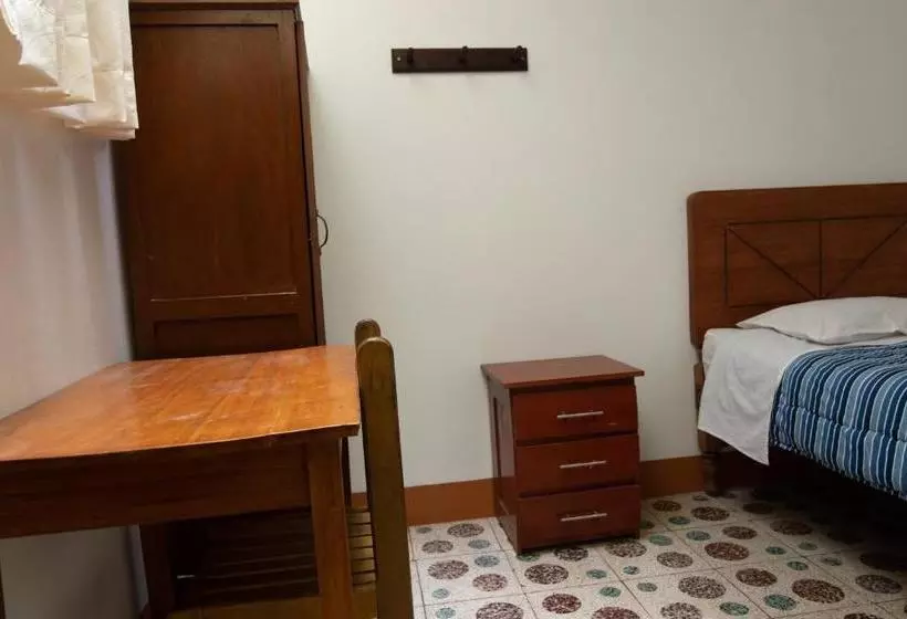 ユースホステル Hostal Roma