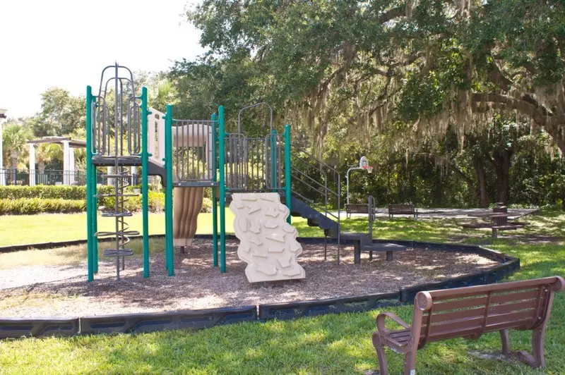 Townhome With Community Pool & Tennis  3 Br Townhouse