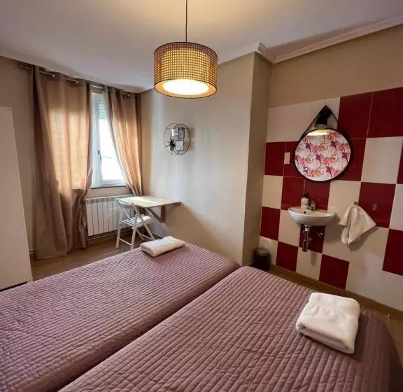 فندق فئة نجمة واحدة Hosteria Tajahierro