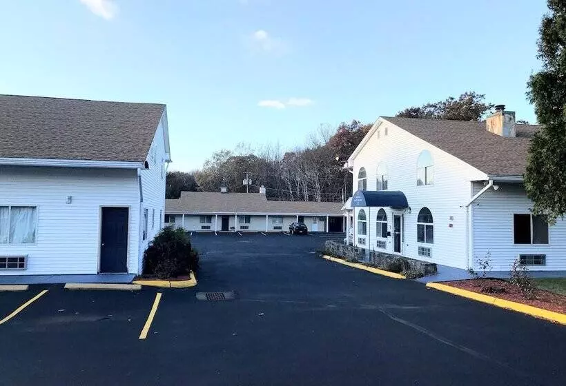 Отель Amerivu Inn & Suites