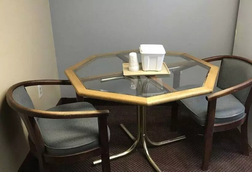 Отель Amerivu Inn & Suites