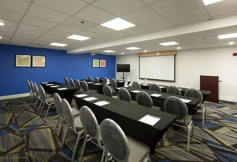 Holiday Inn Express Hotel & Suites Nashville Brentwood 65s